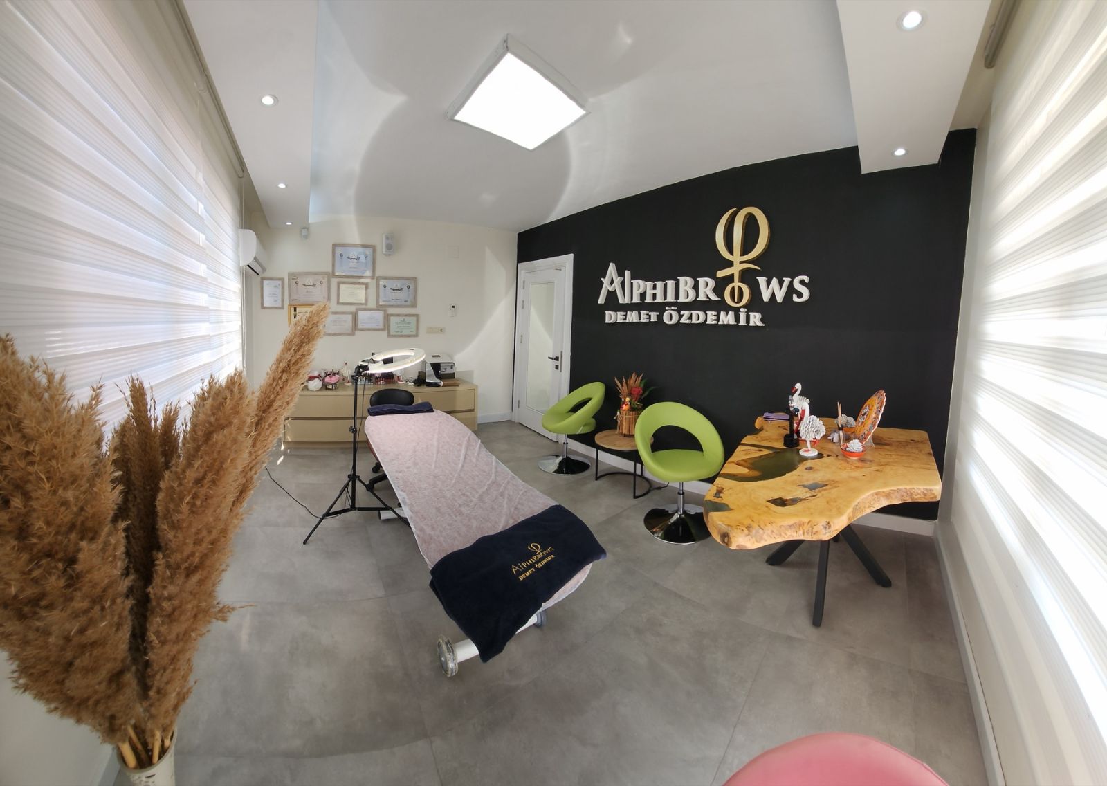 Gloria Beauty Center içindeki AlphiBrows kaş tasarım odası